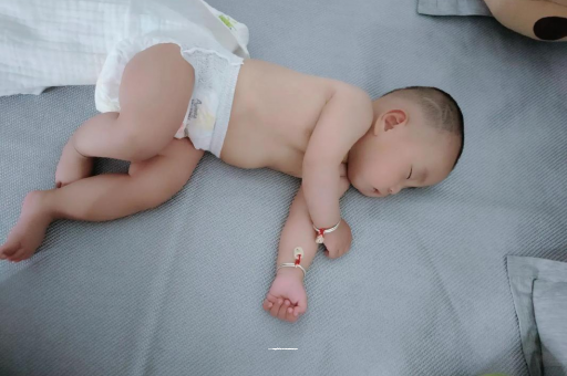 海东宝宝睡觉爱翻身 海东宝宝睡觉爱翻身